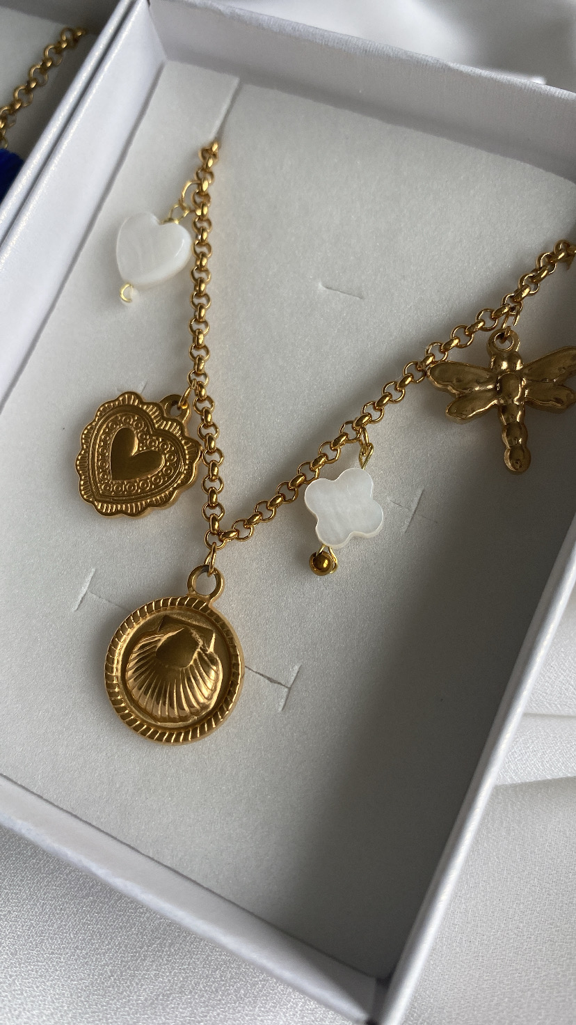 Colar dourado com vários pendentes em caixa branca