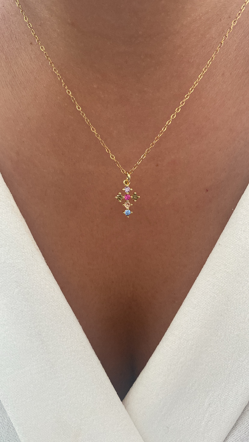Colar dourado com pendente de pedras coloridas em cruz