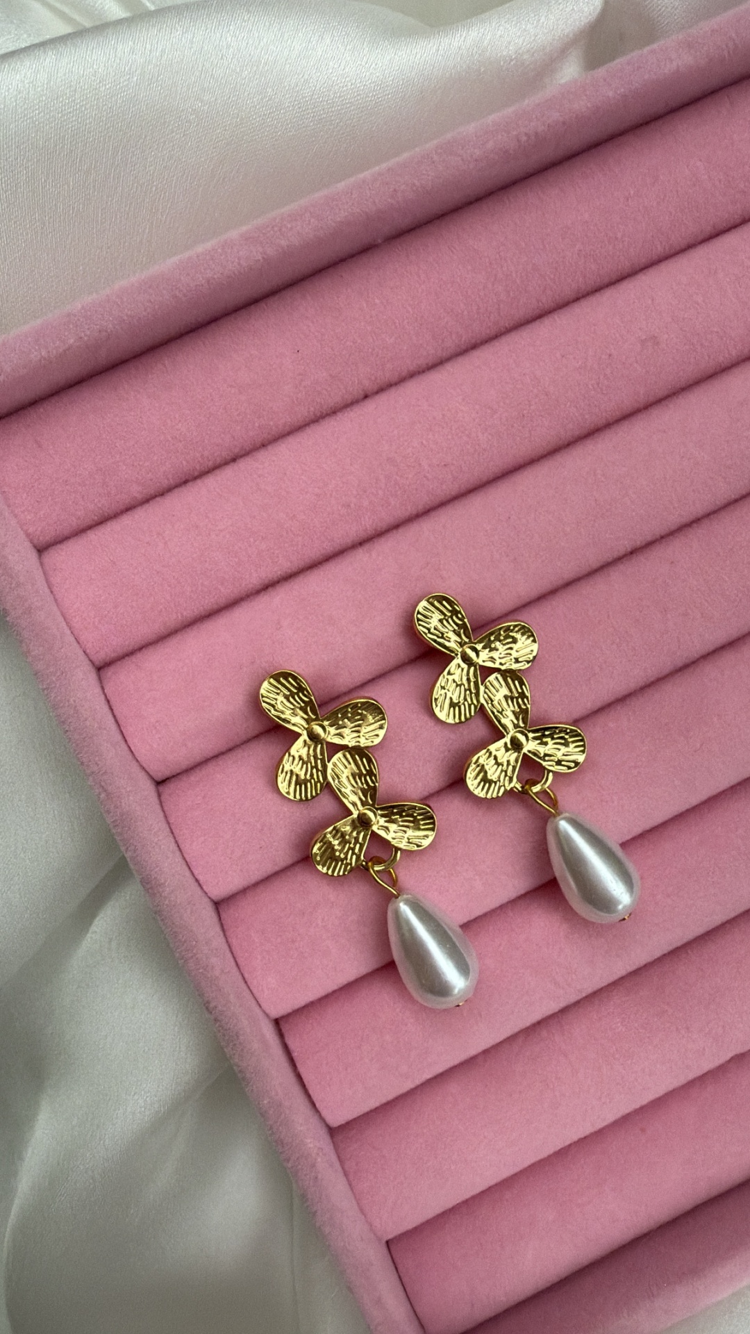 Brincos dourados com pendente pérola em estojo rosa