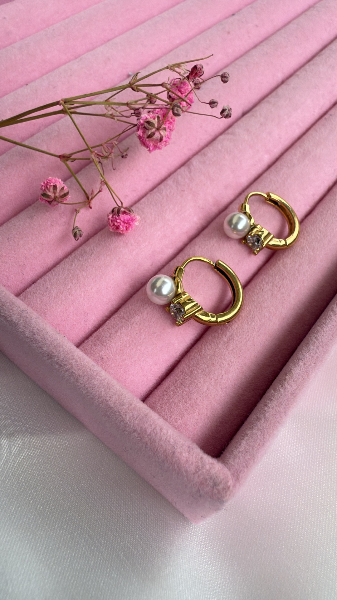 Par de brincos dourados com pérola e pedra em caixa rosa de veludo 