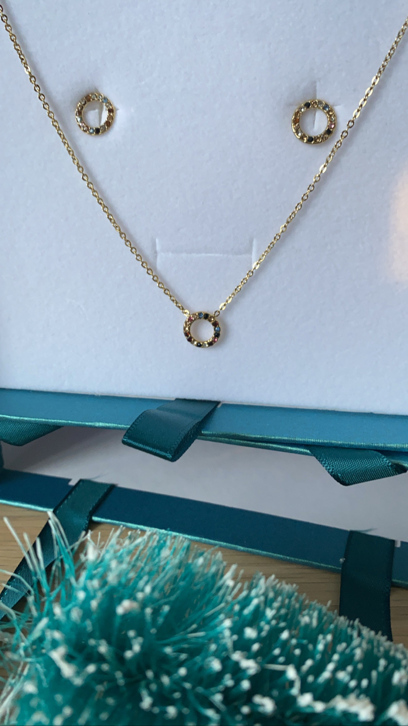 Conjunto de joalharia com pendente e brincos circulares e pedras coloridas