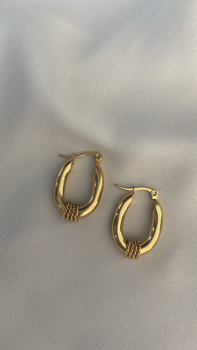 Brincos de argola ovais dourados com detalhe de fios entrelaçados