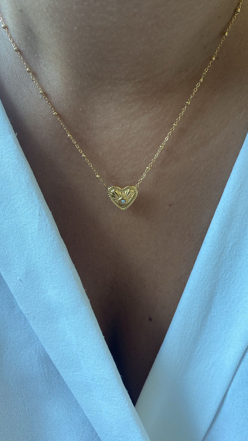 Colar dourado com pendente coração e brilhante