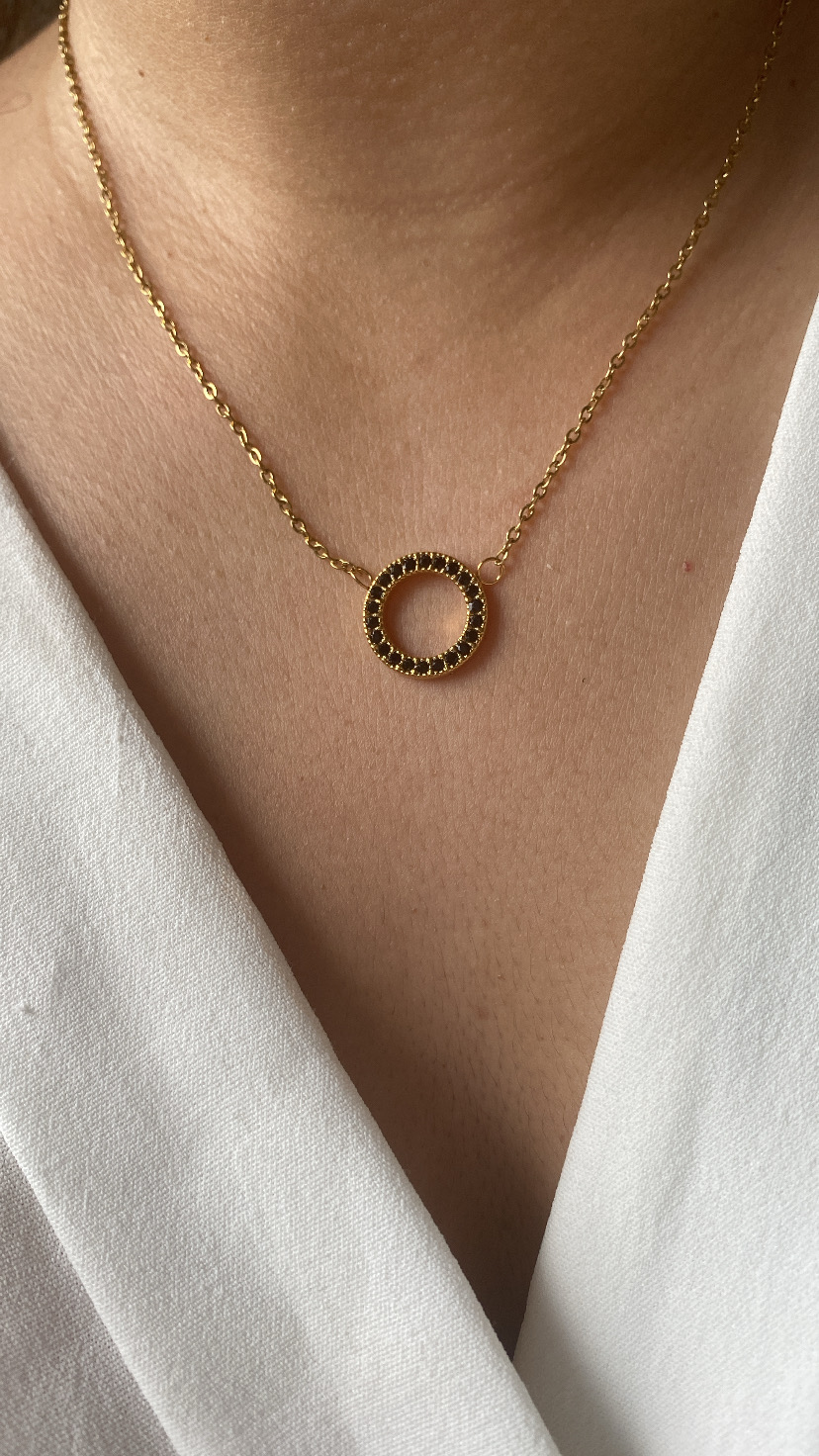 Colar dourado com pendente circular cravejado