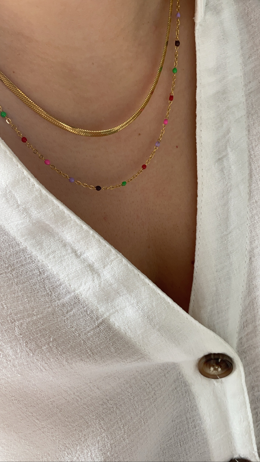 Colar duplo de corrente dourada com pedras coloridas e camisa branca