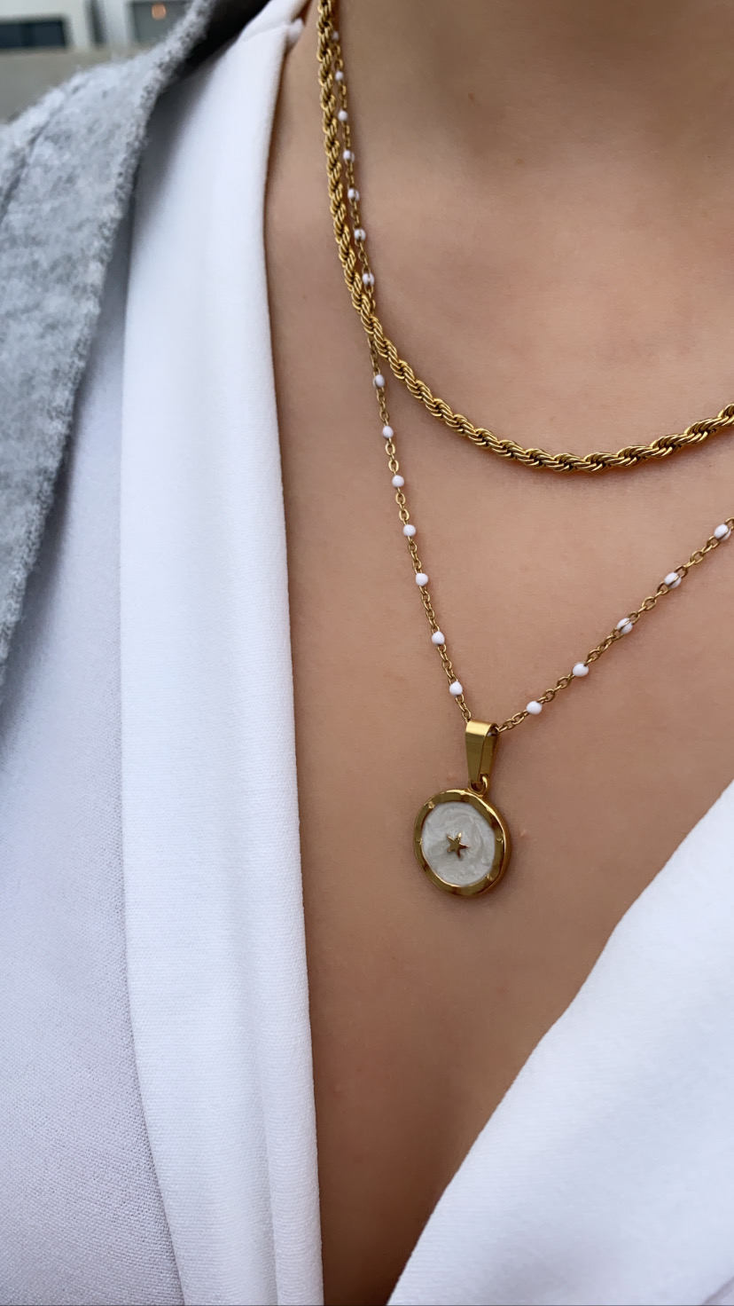 Colar dourado com pendente redondo com estrela e corrente de pérolas