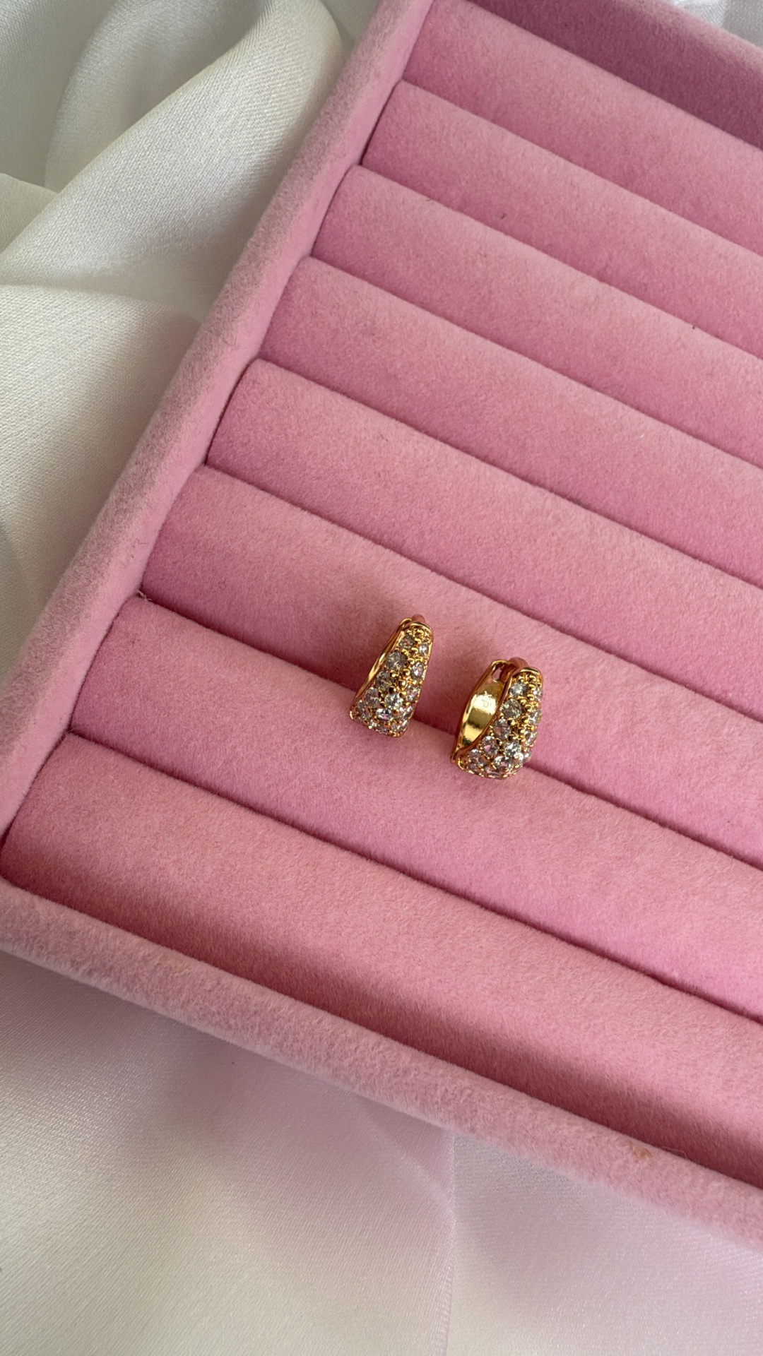 Brincos de argola dourados com pedras em estojo rosa aveludado