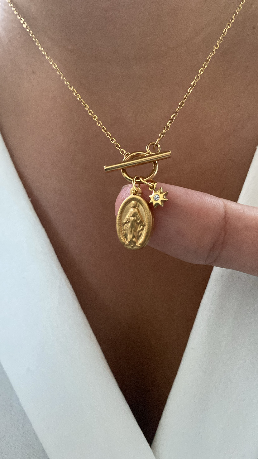 Colar dourado com medalhão oval e pendente em forma de estrela com pedra brilhante