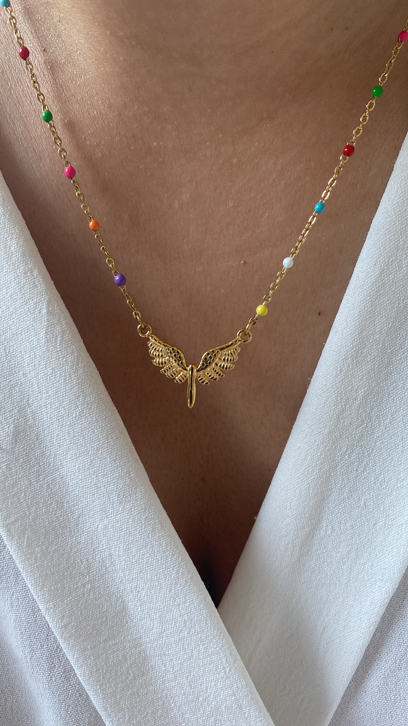 Colar dourado com contas coloridas e pendente de asas