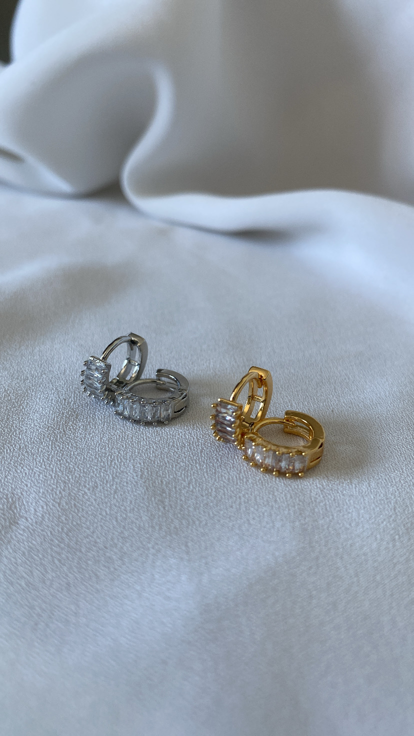 Par de brincos argola em prata e dourado com pedras