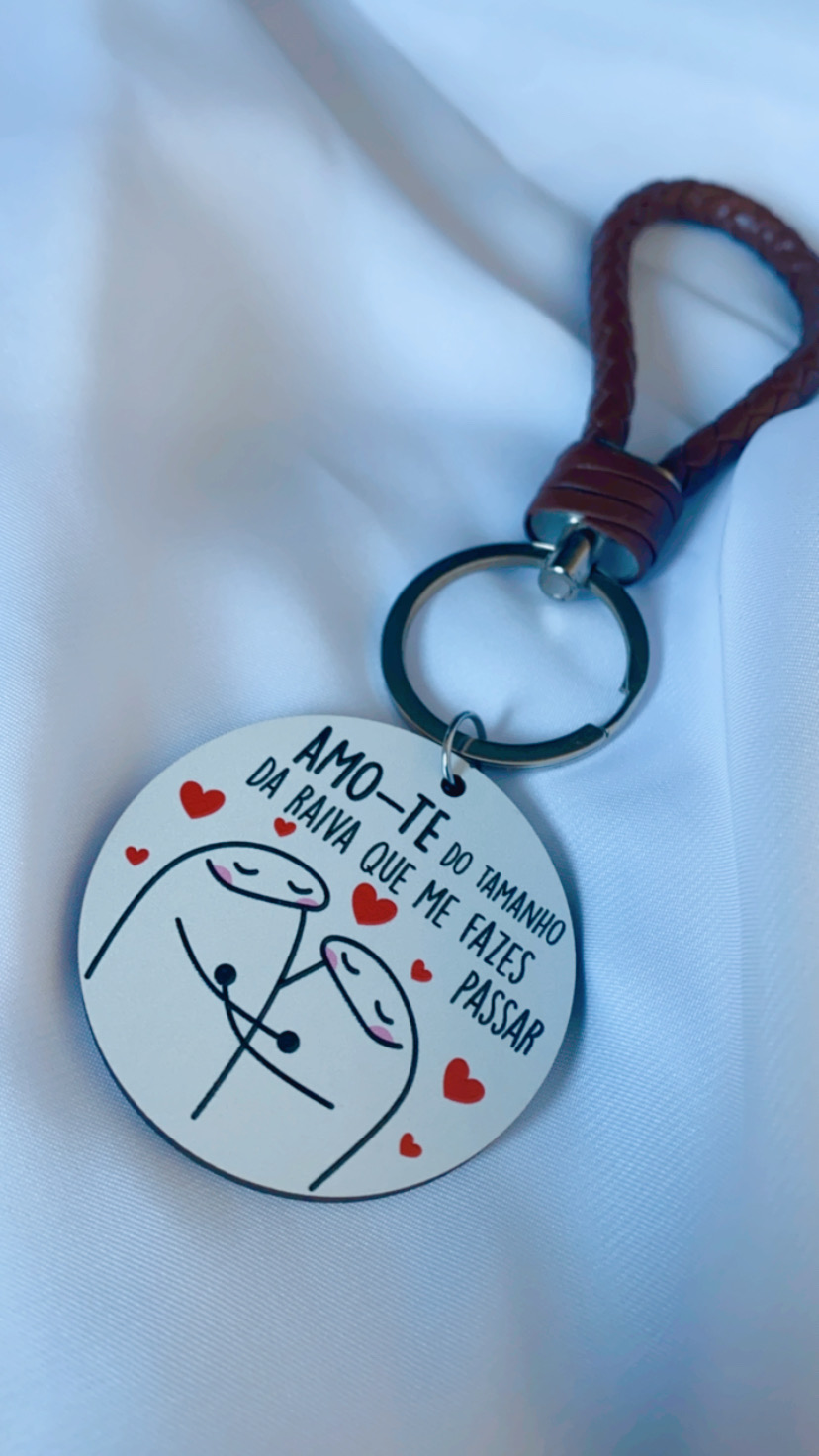 Chaveiro com pendente redondo branco com desenho e texto em português