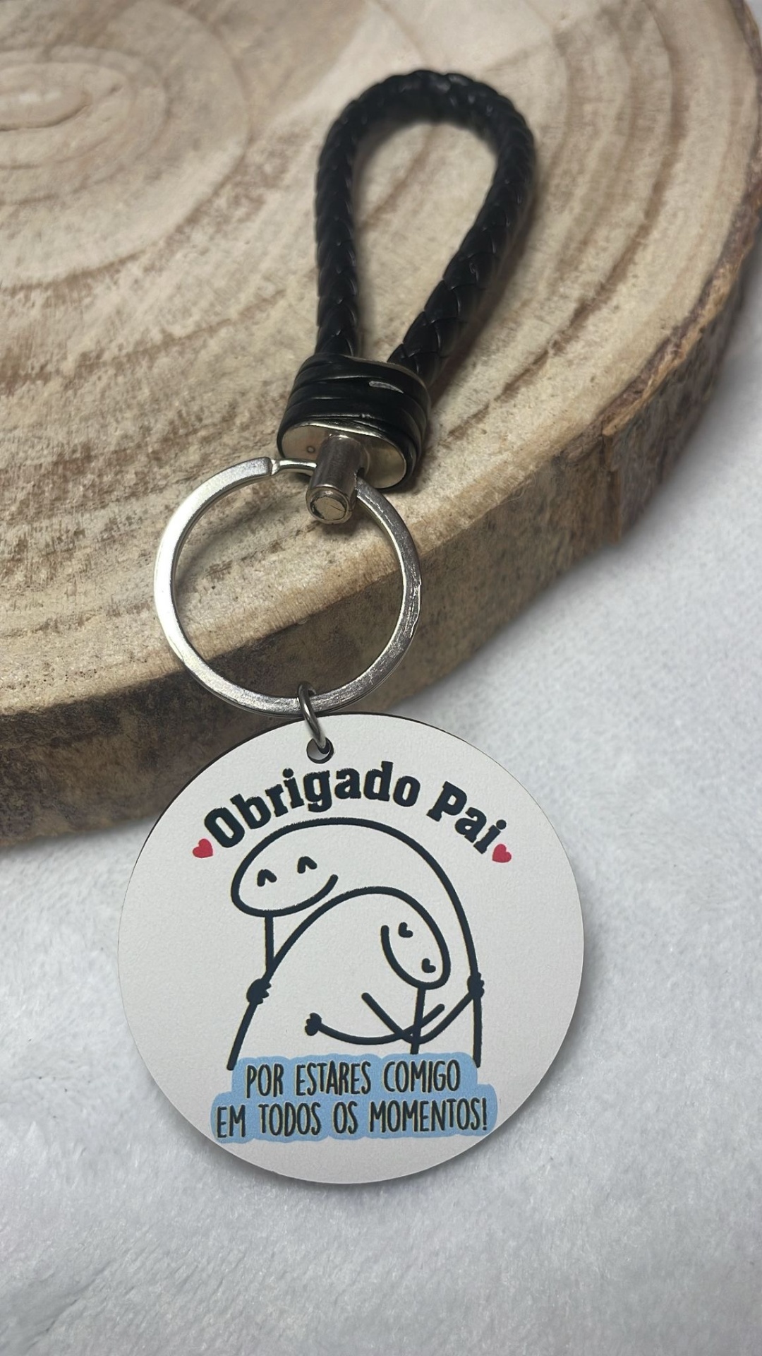 Porta-chaves redondo com mensagem para pai, suporte preto e ilustração afetuosa