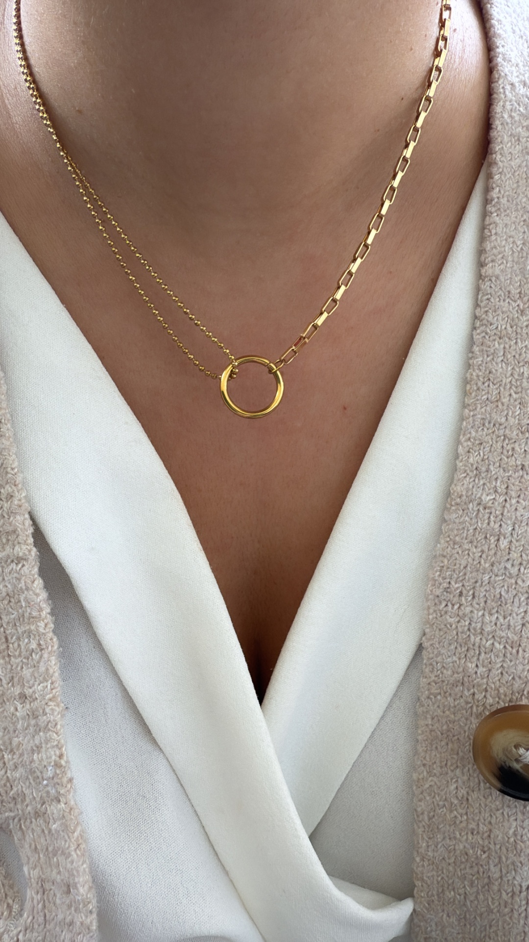 Colar dourado com duas correntes diferentes e círculo central