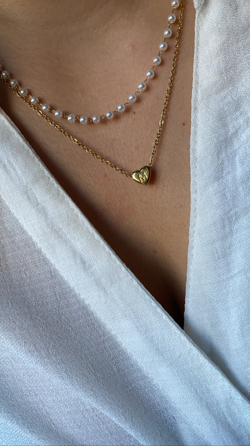 Colar duplo com pérolas e pendente de coração dourado com letra M