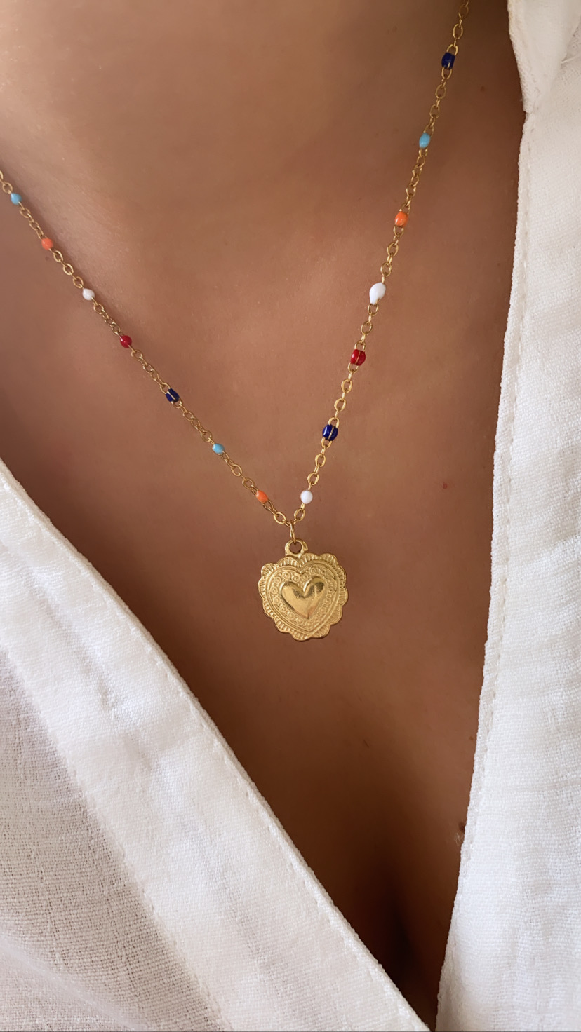 Colar dourado com contas coloridas e pendente de coração