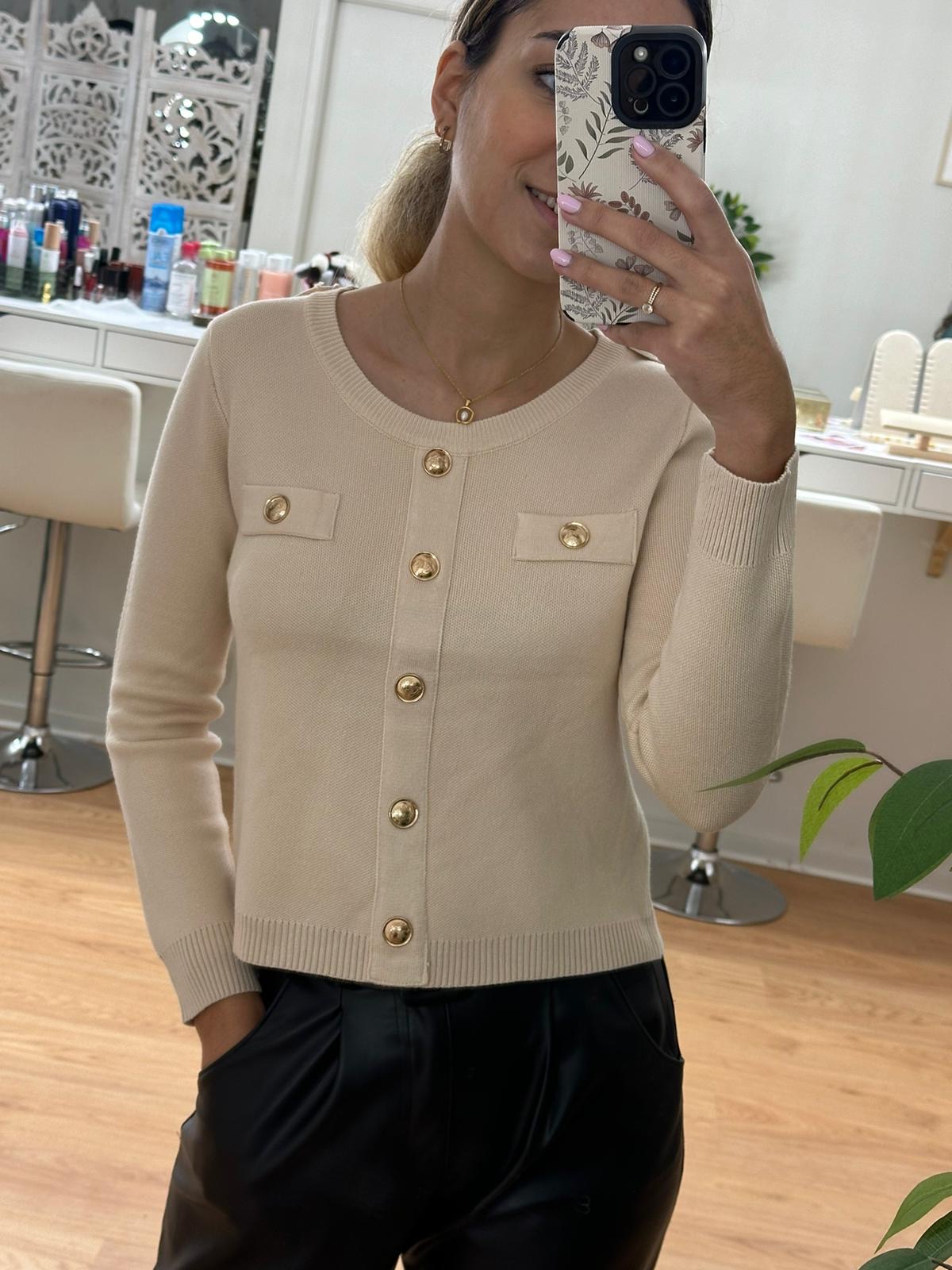 Camisola creme com botões dourados e bolsos falsos no peito