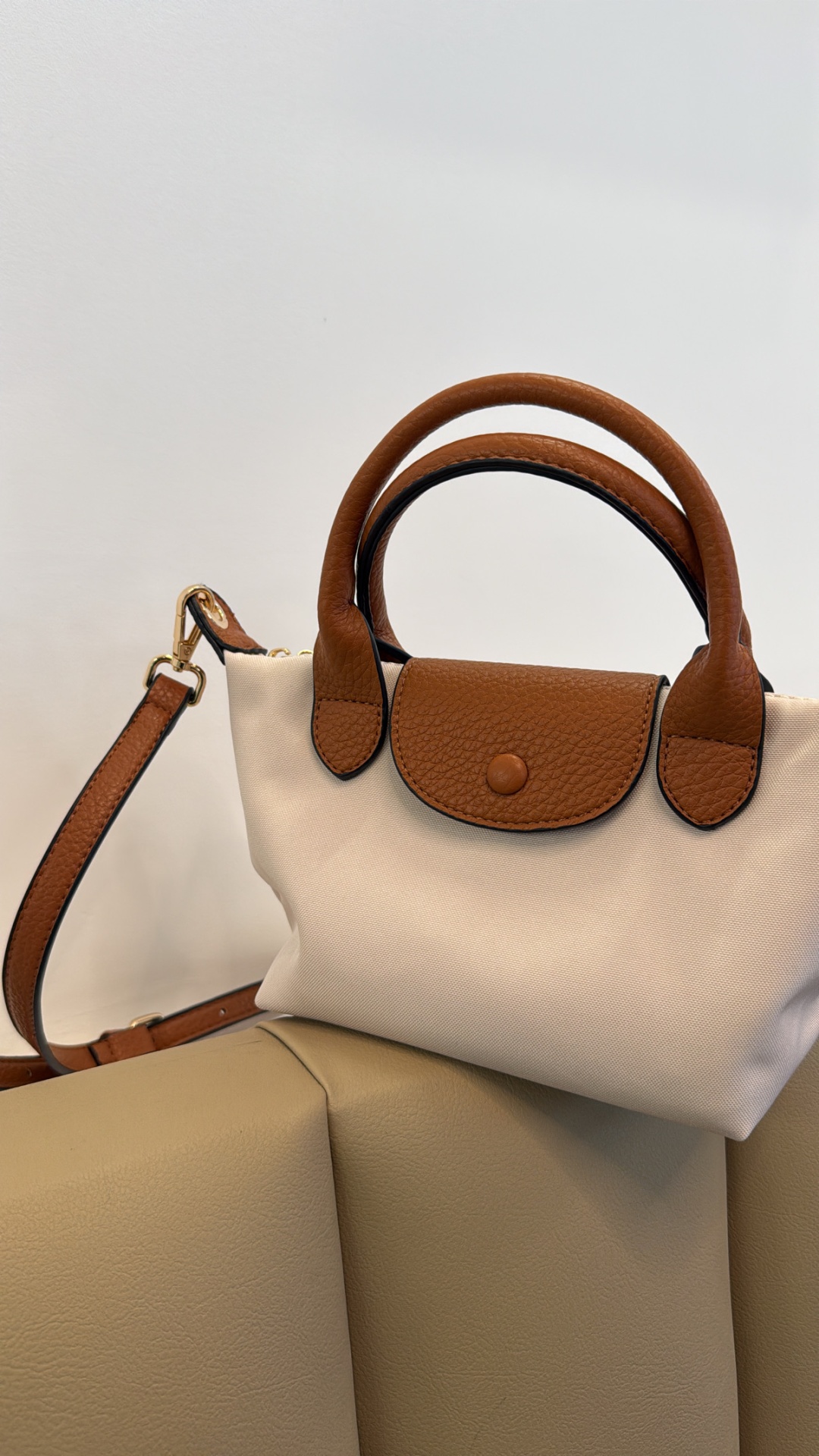 Mala de mão pequena bege com detalhes castanhos