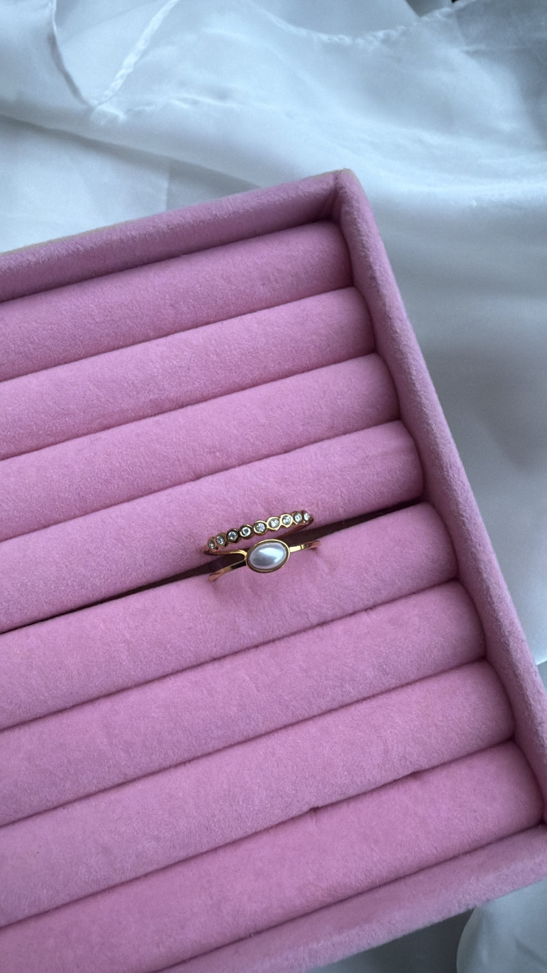 Anel dourado com pérola e cristais em caixinha de veludo cor-de-rosa