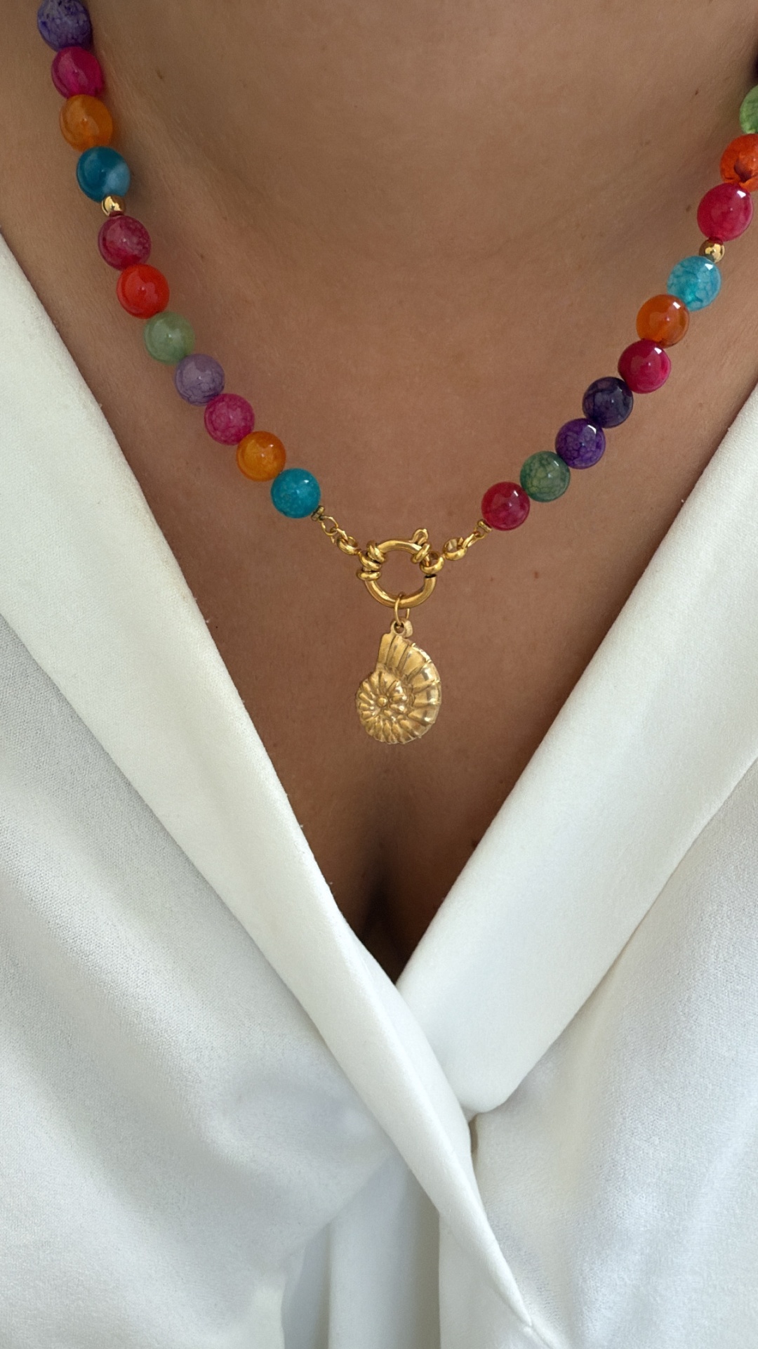 Colar de contas coloridas com pendente dourado em forma de concha