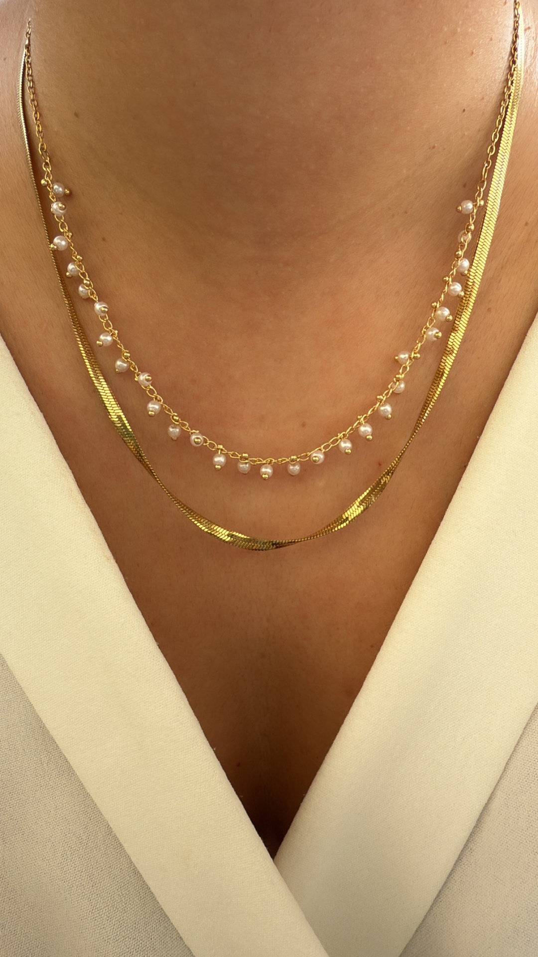 Colar duplo dourado com pérolas brancas