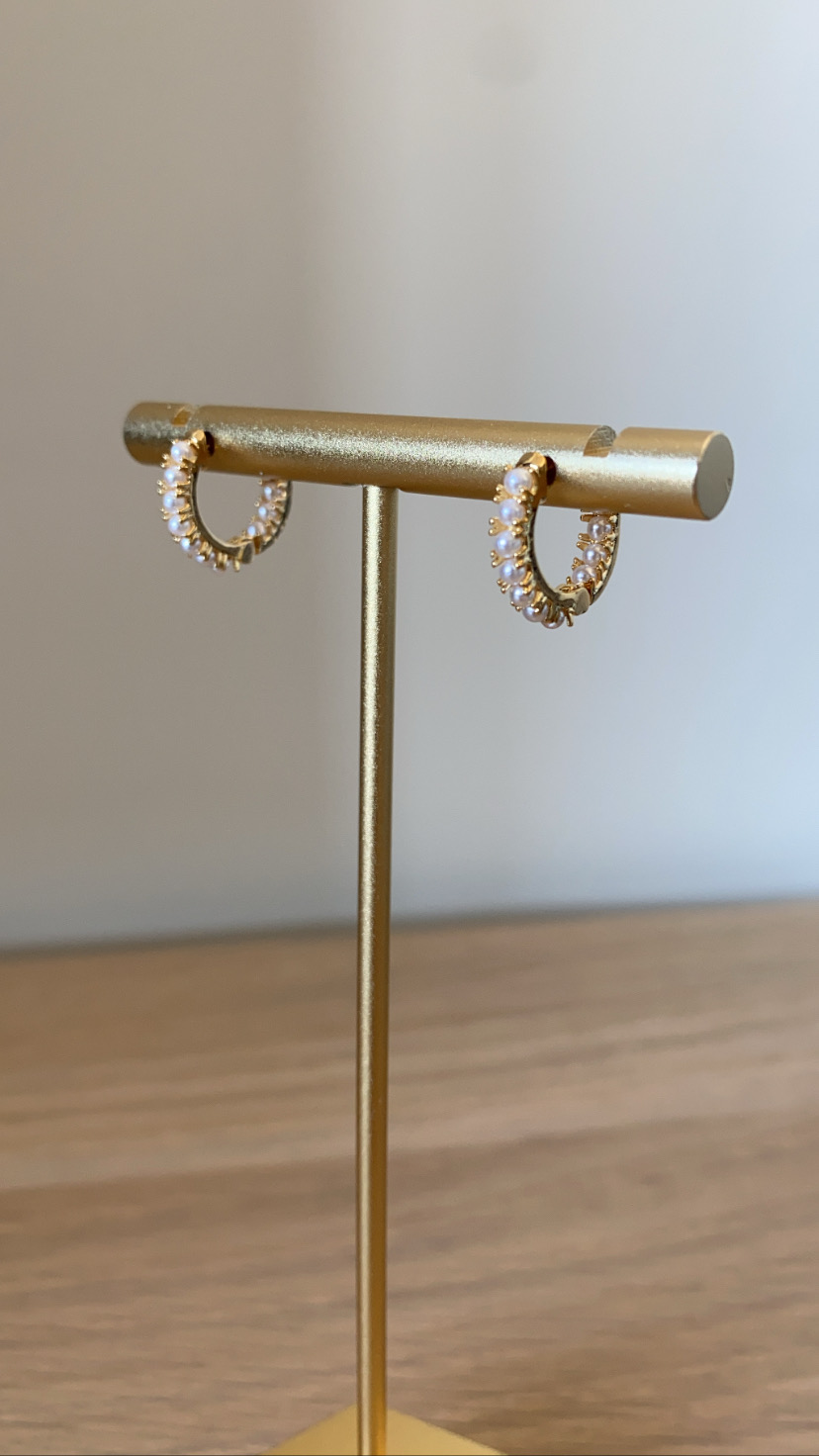 Brincos de argola douradas com pérolas em suporte dourado