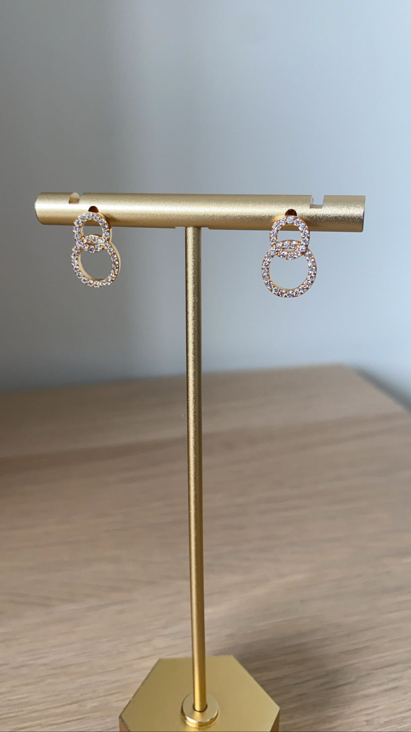 Brincos dourados com pedras em suporte dourado