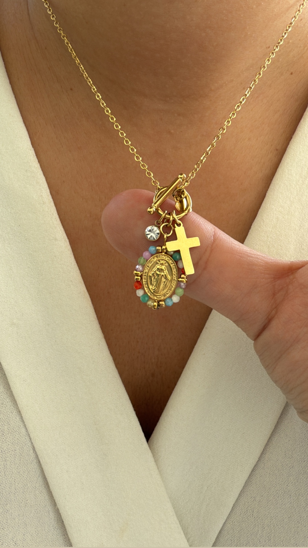 Colar dourado com medalha religiosa, pedras coloridas e crucifixo