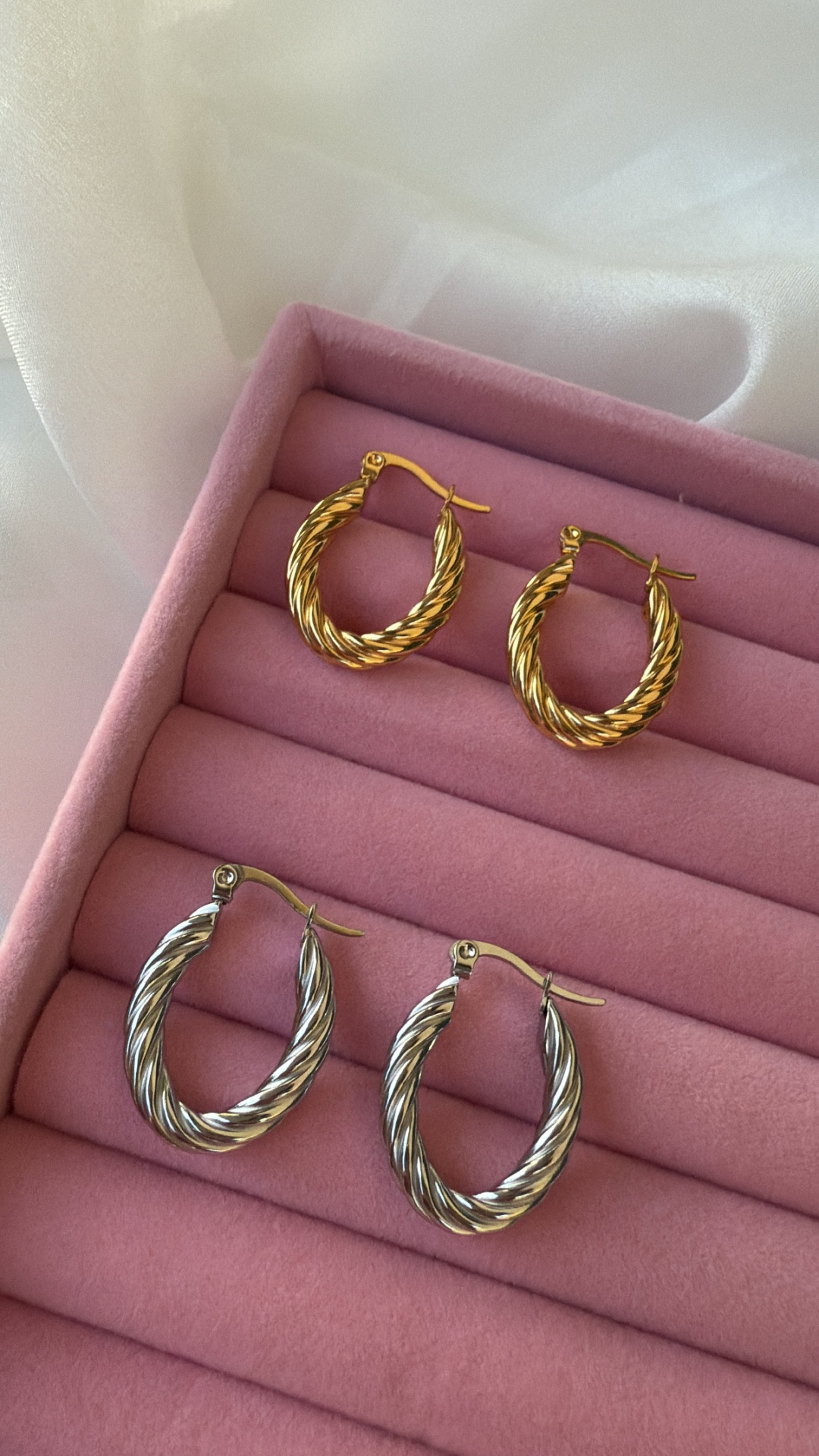 Dois pares de brincos em forma de argola, caixa de veludo rosa