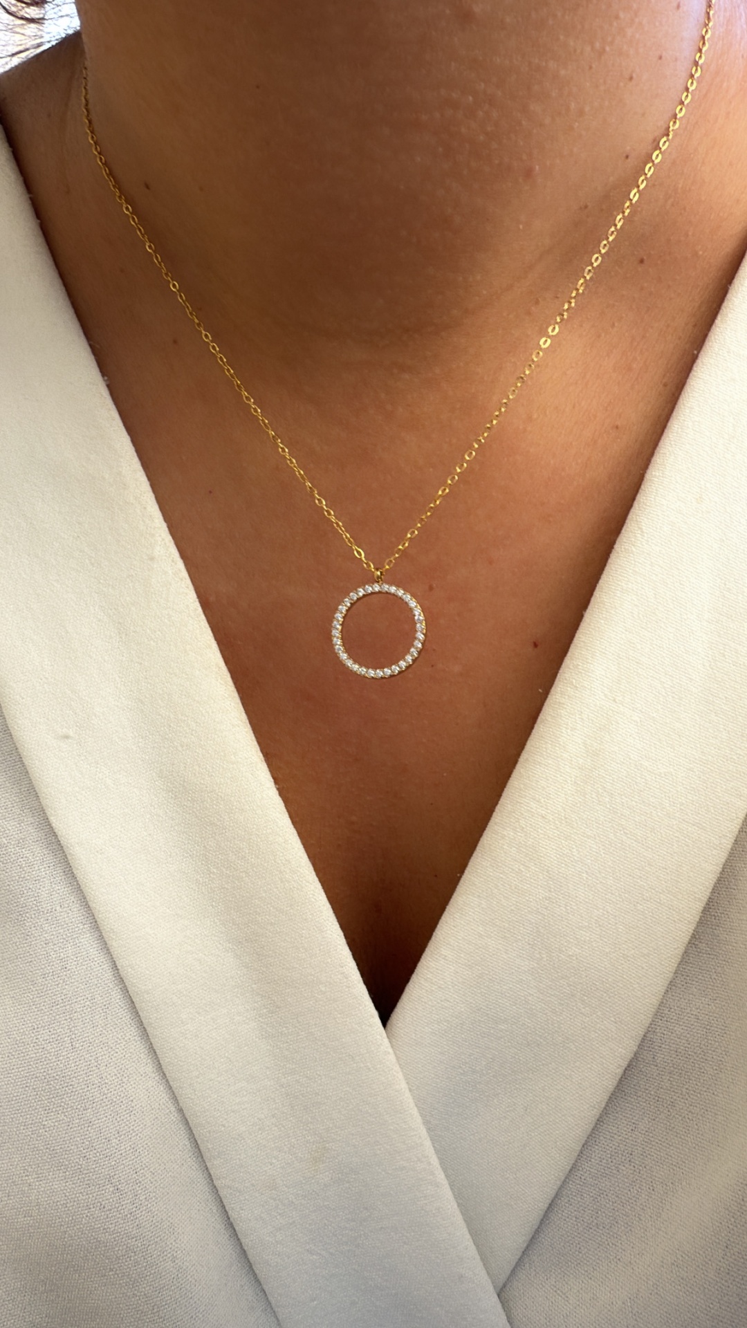 Colar com pendente redondo de pedras brilhantes