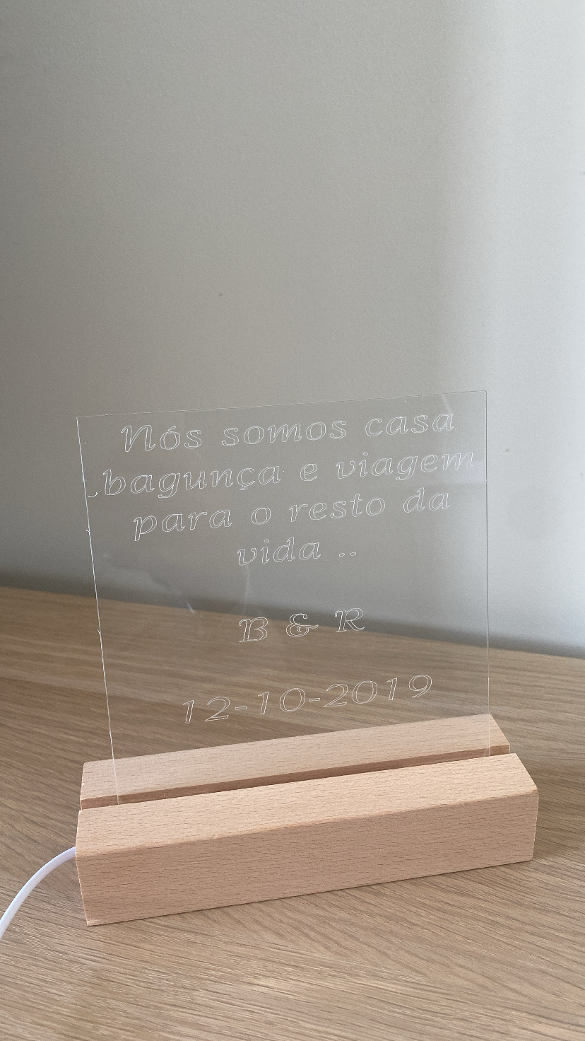 Expositor de acrílico transparente com mensagem gravada em base de madeira