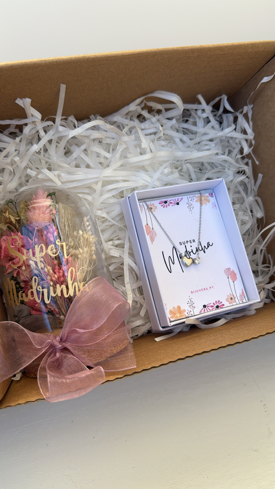 Caixa de presente com flores secas e colar com texto Super Madrinha