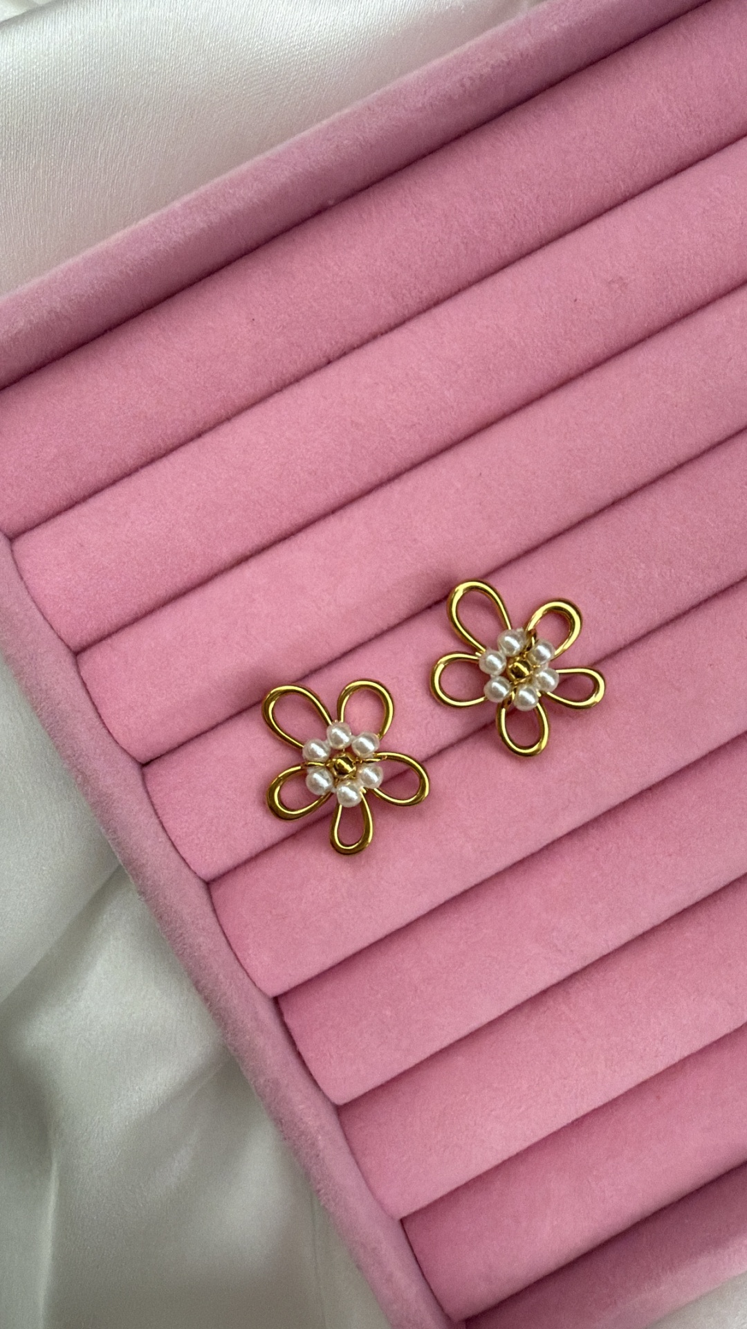 Brincos em forma de flor com pérolas brancas em caixa de veludo rosa