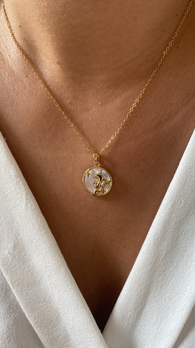 Colar dourado com pendente circular e design em relevo