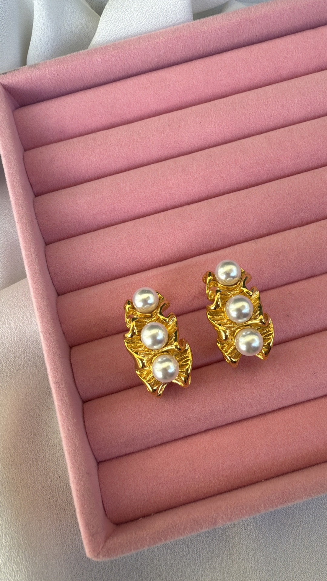 Brincos dourados com pérolas em caixa almofadada rosa