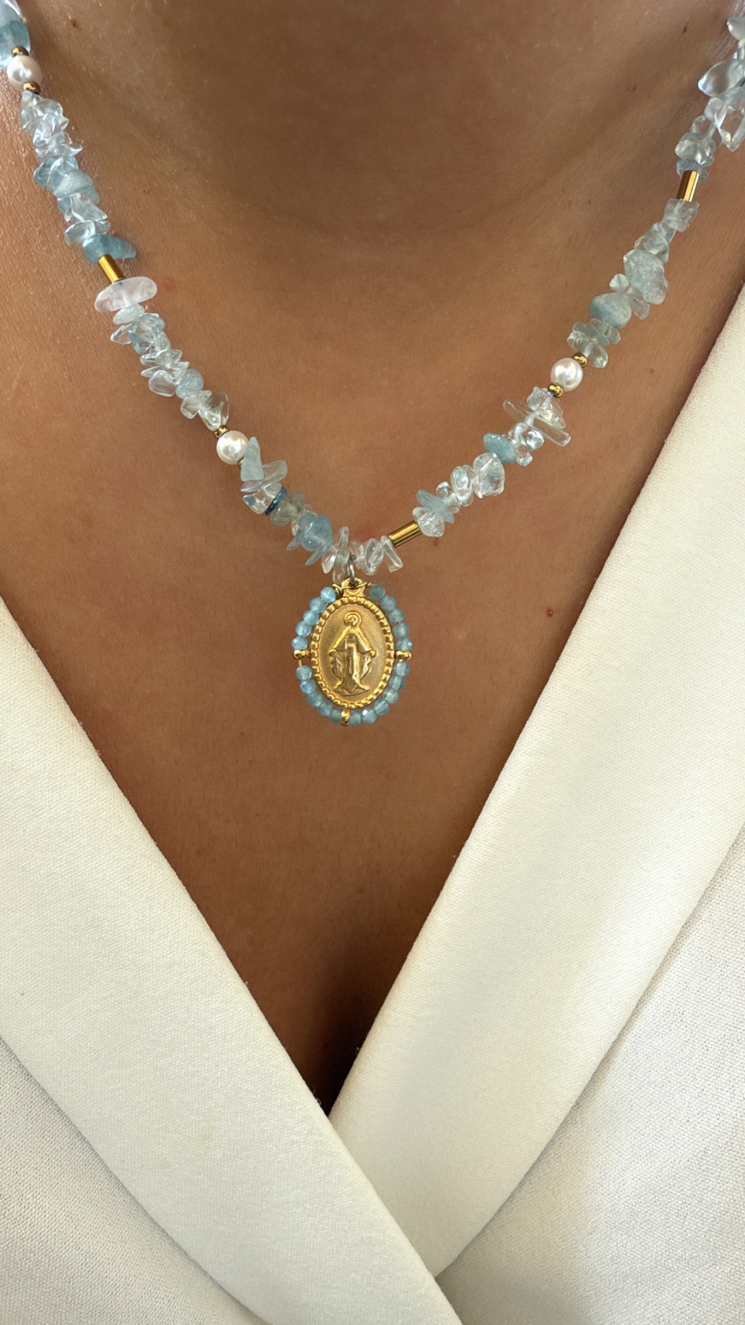 Colar com pedras azuis, pérolas e pendente dourado oval