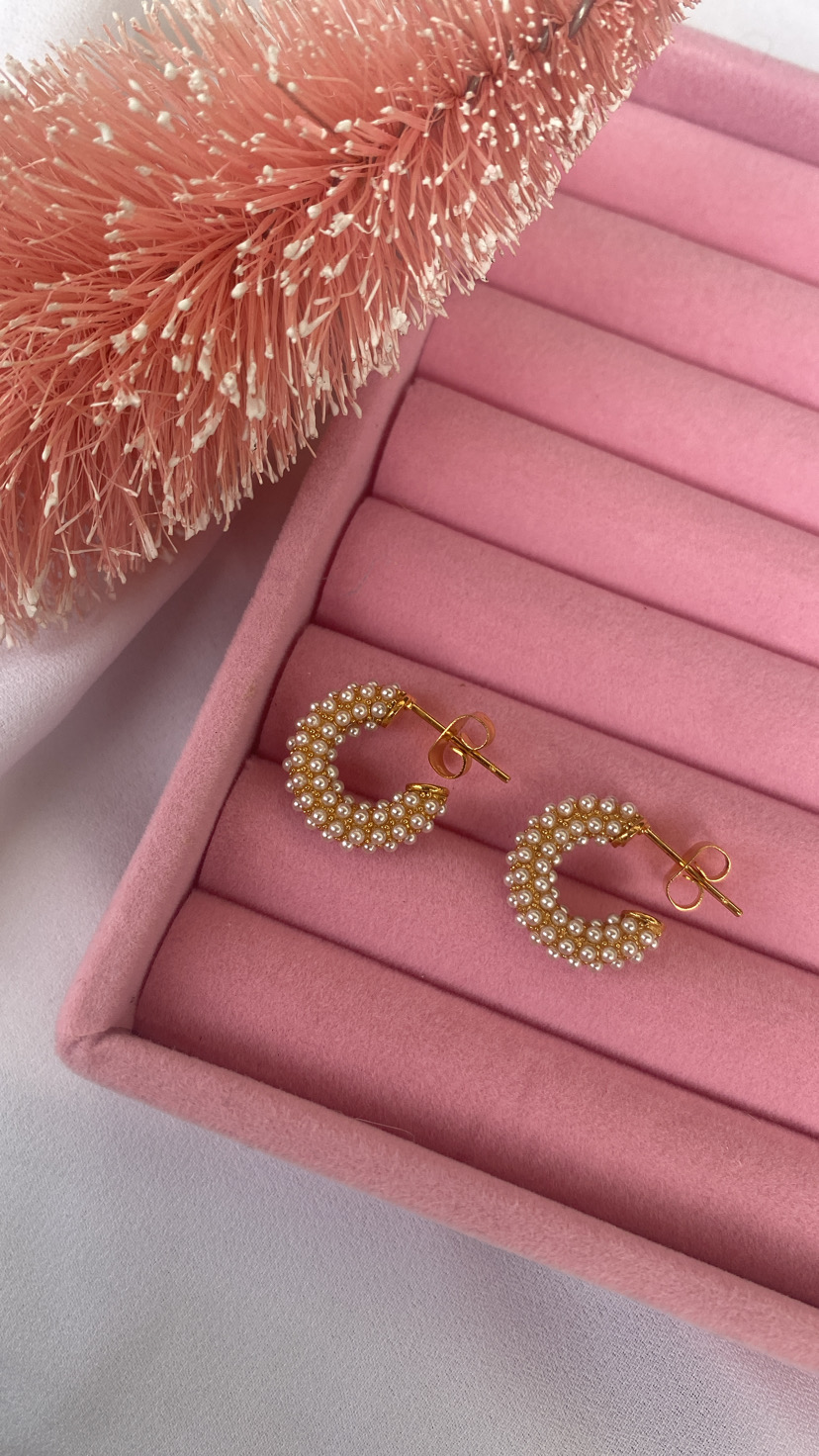 Brincos meia-lua com pérolas brancas em caixa rosa acolchoada