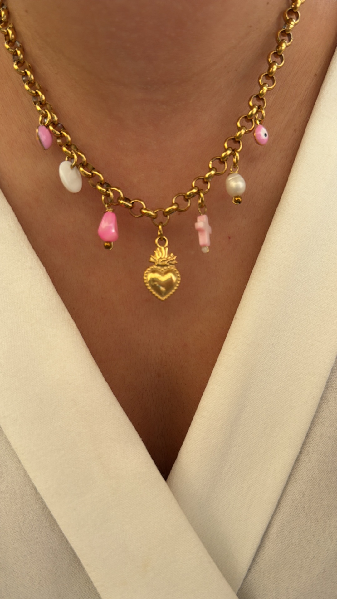 Colar dourado com pendentes coloridos e coração central