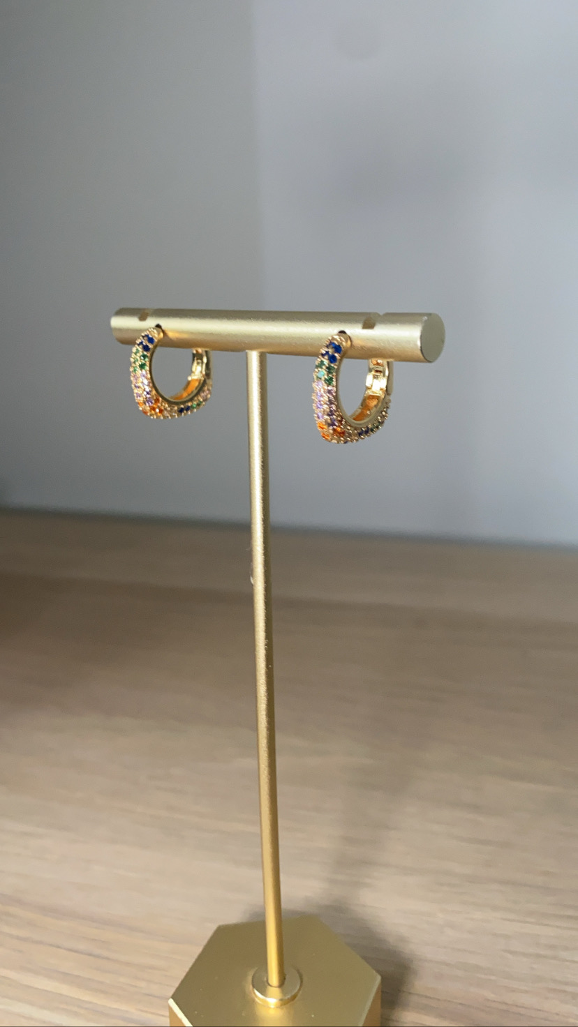 Brincos de argola dourados com pedras coloridas em suporte dourado