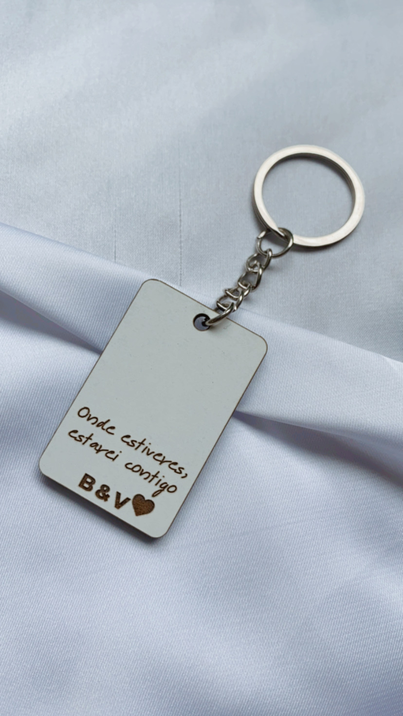 Porta-chaves retangular branco com texto e corrente metálica