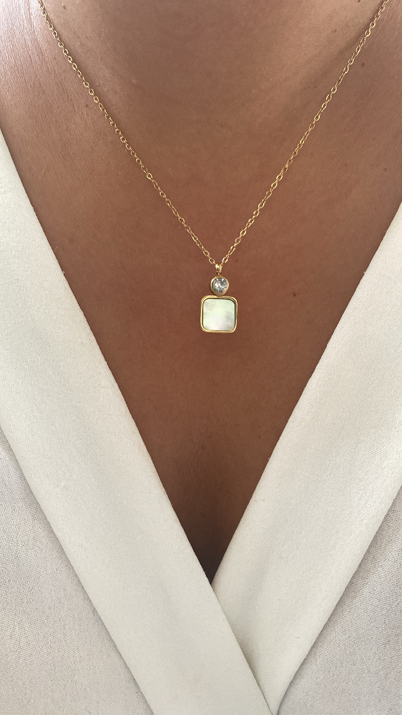 Colar dourado com pendente quadrado branco e detalhe redondo transparente