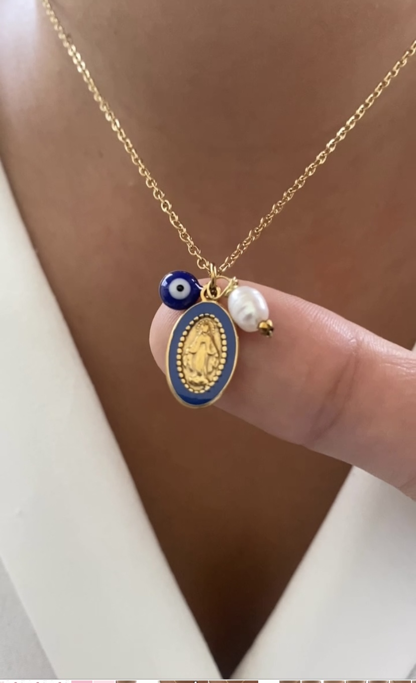 Colar dourado com pendentes azul, pérola e medalhão oval