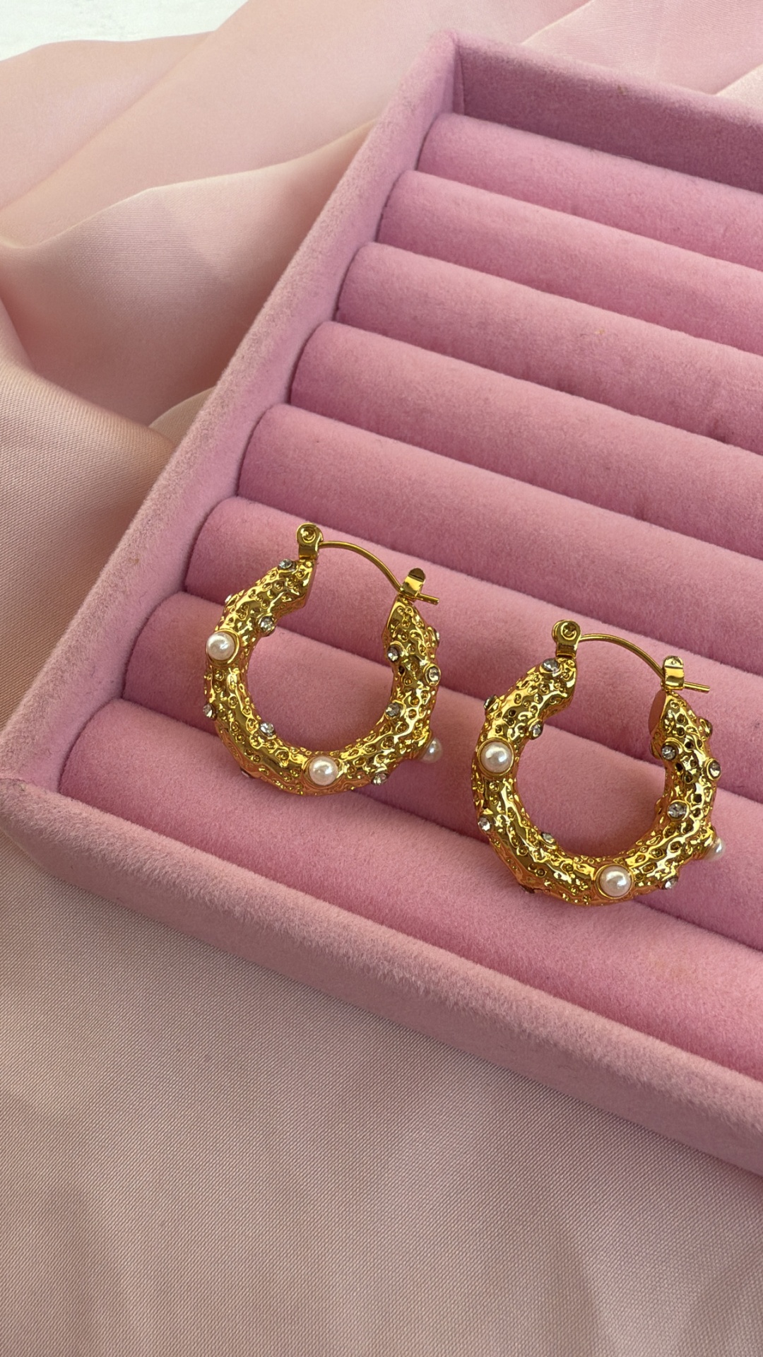 Brincos argola dourados com pérolas em caixa de veludo rosa