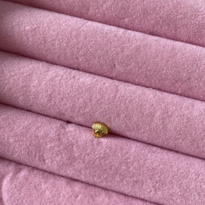 Brinco dourado em caixa de veludo rosa