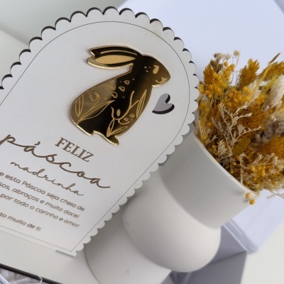 Box&#x20;feliz&#x20;P&#x00E1;scoa&#x20;com&#x20;jarra&#x20;,&#x20;flores&#x20;secas&#x20;e&#x20;base&#x20;madeira