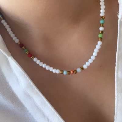 Colar&#x20;pedras&#x20;brancas&#x20;e&#x20;coloridas