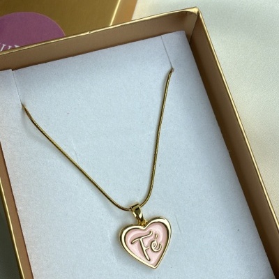 Colar com pendente coração rosa ouro com palavra Fé numa caixa dourada