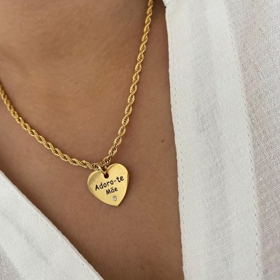 Colar dourado com pendente em forma de coração com inscrições 'Adoro-te Mãe'