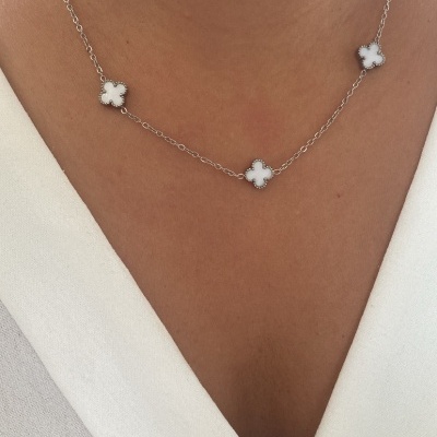 Colar feminino prateado com pendentes florais brancos