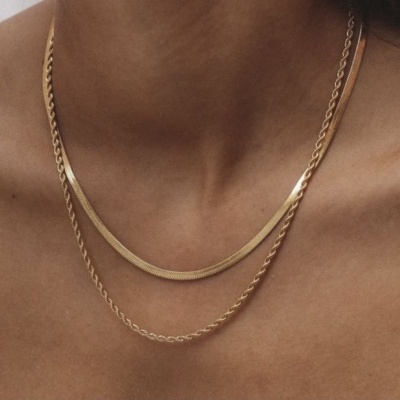 Colar dourado com duas correntes diferentes usadas no pescoço