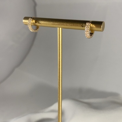 Brincos de argola dourados com pedras num suporte dourado